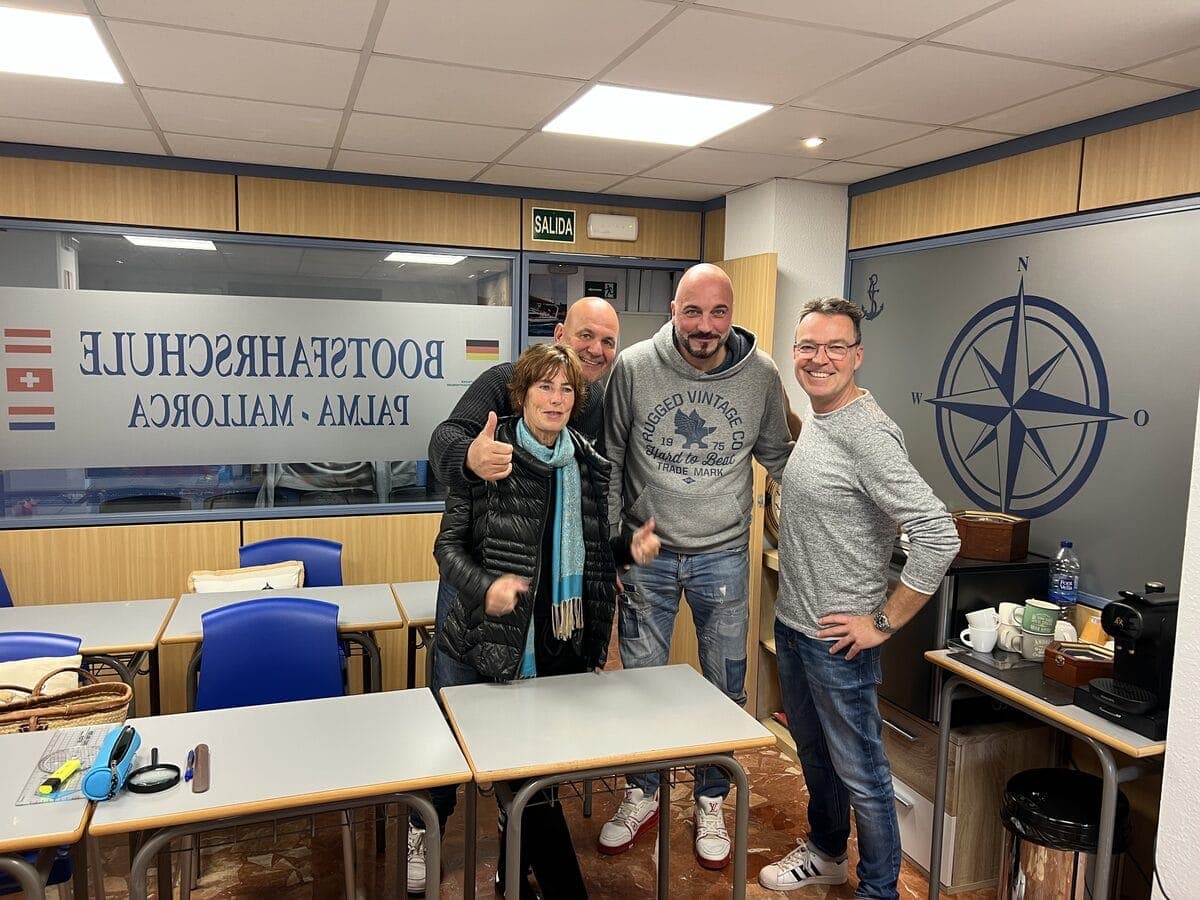 Team der Bootsfahrschule Palma Mallorca im Schulungsraum