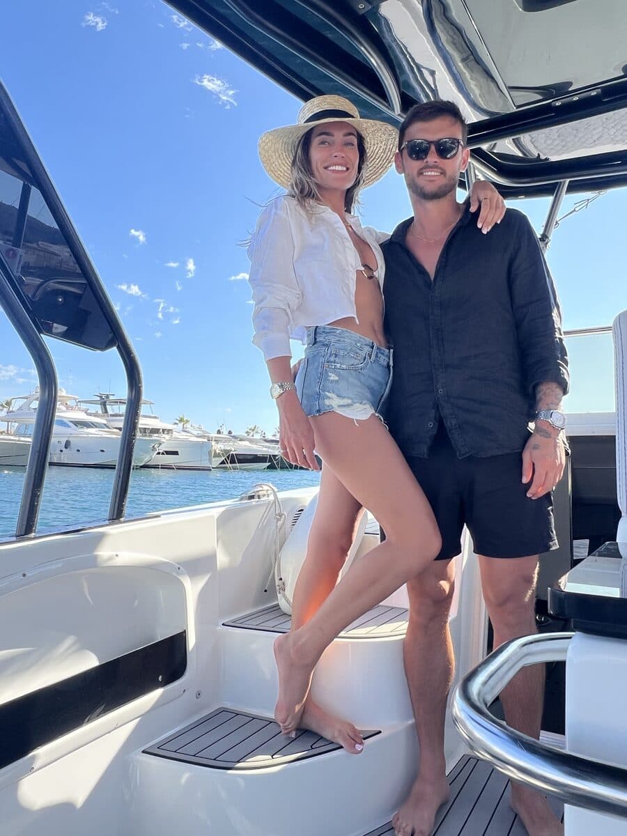 Paar auf dem Boot im Hafen von Palma