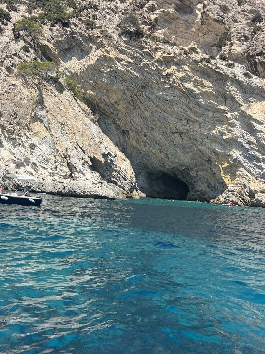 Felsküste mit Höhle und türkisem Wasser