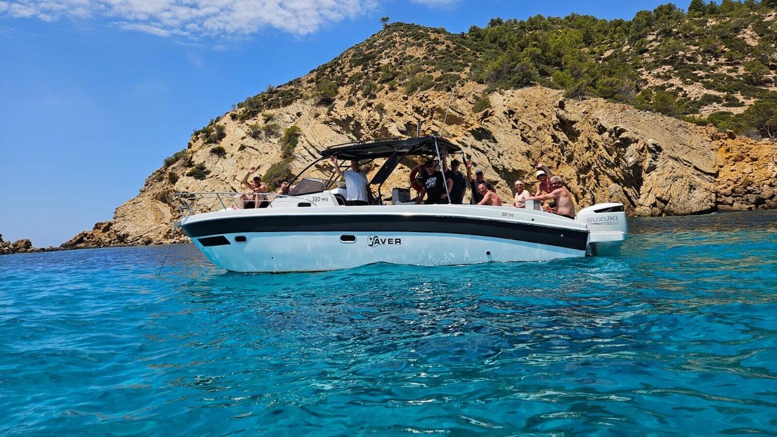 Bootsfahrschule Palma — Gruppe auf Boot in türkiser Bucht vor Mallorcas Küste